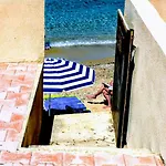 - Les Pieds Dans L'eau Appartement *