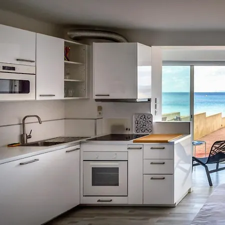 - Les Pieds Dans L'eau Apartment