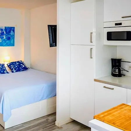 - Les Pieds Dans L'eau Apartment
