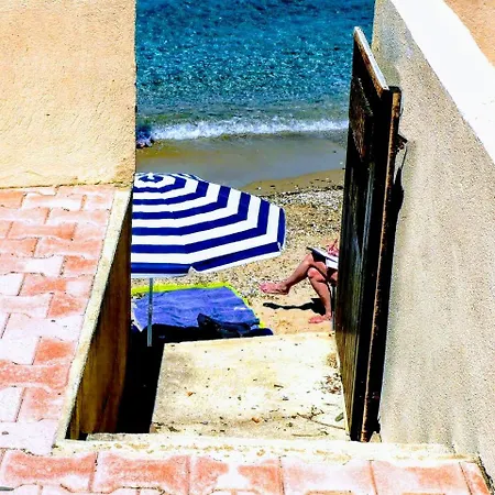- Les Pieds Dans L'eau Apartment *